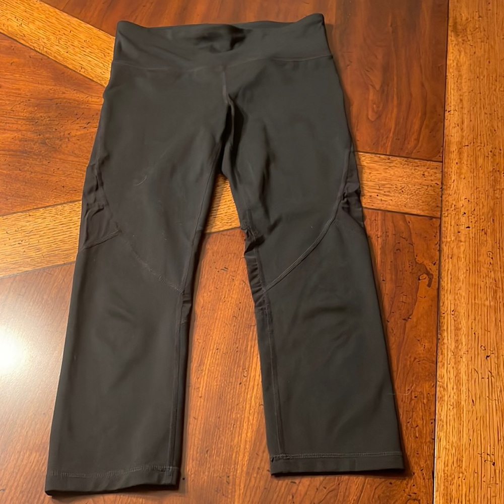 Gap capri workout legging with mesh